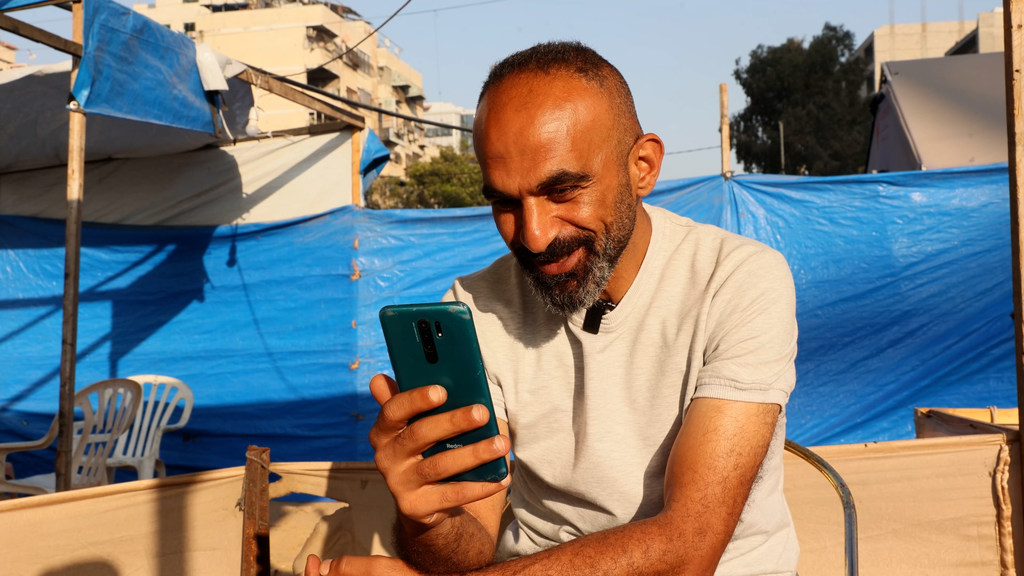 إبراهيم الفراني، فلسطيني افترق عن عائلته التي غادرت إلى مصر منذ 2024 ولم ير ابنه محمد منذ ولادته قبل أكثر من عام.